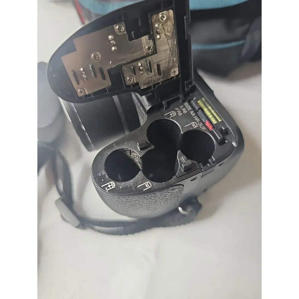 Fuji Fujifilm Finepix S1000 FD 10MP Digital Camera w/12x Zoom in Vanguard case